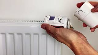 How to insert batteries in the Danfoss Ally™ Radiator Thermostat