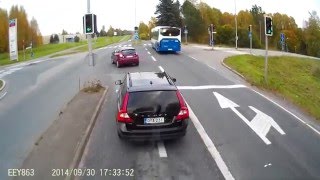 Kuinka ohitetaan vasemmalle kääntyvä - How to overtake car that's turning left  -- @ 1:18