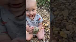 الصدمة الطفل يلعب بالضفدع child playing with frog