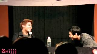 111022 JYJ 용산 팬싸인회 난감해 하는 준수.avi