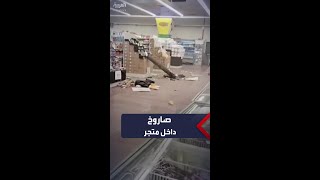 رواد متجر في إسدود الإسرائيلية يلتقطون صور صاروخ سقط فيه