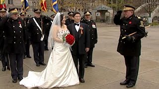 Toronto Bride and Groom Ran Into The Military Guard Of Honor On Remembrance Day | 多伦多新人在老兵节巧遇军人仪仗队