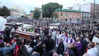 Tullio e Giuseppe, uccisi a Ercolano, l'uscita delle salme dopo il funerale dei due ragazzi