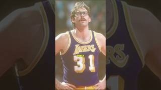 James Worthy being taught a lesson by Kurt Rambis #nba