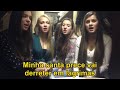 lindas meninas russas cantam no trem a música além de um rio calmo