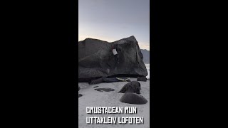 Beach parkour bouldering in Uttakleiv, Lofoten