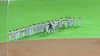 読売ジャイアンツ マツダスタジアムでの最終戦でスタンドに挨拶 両チームファンから拍手（2022年9月11日）