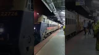 MAVELI EXPRESS | PLATFORM 1 | CALICUT | WAP4 AJJ #train #trainspotting #travel 😍😍😍