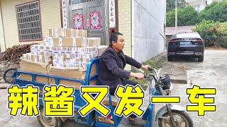 養殖目前沒收入，小伙做魚蝦辣醬維持生活，一晚賣出500瓶【石頭秀】