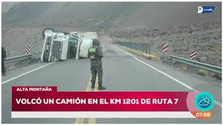 Volcó un camión y bloquea el paso a Chile