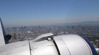 BREITLING DC-3 flies over Osaka City at an altitude of about 1,400 feet (about 426 meters)