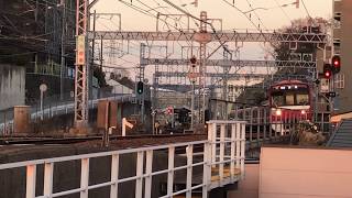 京急線下り6両編成11普通浦賀行き1500形1565、1568編成の電車が、金沢八景駅下り1番線ホームを発車！追浜駅に向けて走行中！