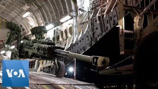 US Military Loads Howitzer Artillery for Ukraine