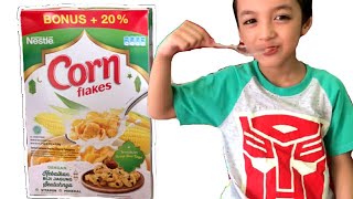 SERUNYA MAKAN CORN FLAKES DENGAN SUSU...IYAS SUKA BANGET...