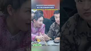 爸爸妈妈背着儿子女儿去吃烤肉，被正巧路过的姐弟俩当场抓包