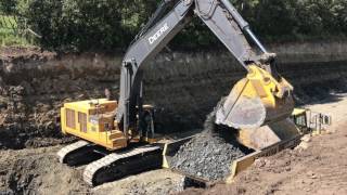 John Deere 870G Excavator Loading 40 ton rock truck, deep cut