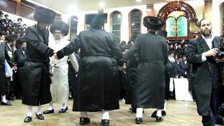 Satmar - Viznitz Wedding in Boro Park   Rabbi Yisrael Hager Mitzvah tantz 2