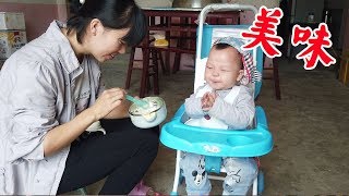 婆婆給小寶做輔食，稀飯裡面加了啥？孩子吃上一口，立刻拍手稱快【鄉野小希】