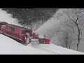 수십톤의 눈길도 거침 없이 뚫는 제설 기차 snow plow train