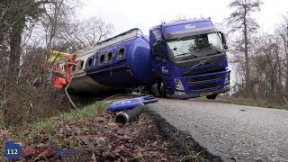 Vrachtwagen gekanteld in sloot in Rekken