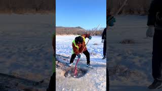 【搞笑漁民生活】男子冰面上鑿凍捕魚,結果沒想到鑿到魚窩，真刺激的#shorts #捕魚 #搞笑 #戶外抓魚