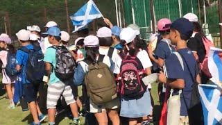 エコパ入口へ向かう小学生の団体　スコットランド対ロシア　ラグビーワールドカップ２０１９　スタジアムをほぼ半周がゲート三番。Scotland  VS Russian Federation