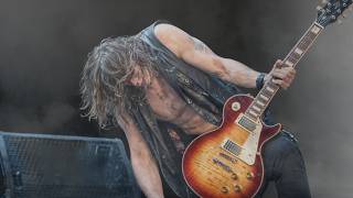 10 Musicians Who Tragically Died LIVE on Stage!