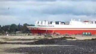 Travemünde Strand im Herbst, Schiff verlässt den Hafen