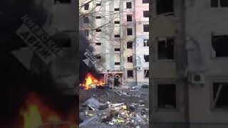 В Киеве взрывы, обломки ракет попали в жилой квартал