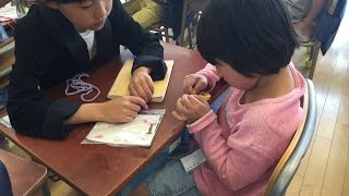 和光小学校　１年生と４年生のあやとり交流会