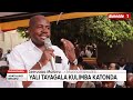 agataliikonfuufu okukungubagira munnamawulire tamale mirundi abantu basimbye ennyiriri ku makubo.