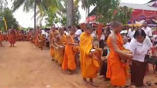 រាប់បាត្រព្រះសង្ឃ 1000 / Monks 1000 collection alms