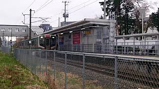 桜を背景に郡山富田駅を発車する磐越西線普通列車2225M