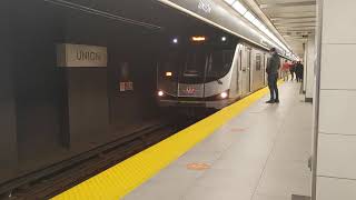 TR subway approaching union station (Horn)