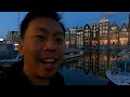 阿姆斯特丹amsterdam的夜景。今天睡在一艘小船上。走在阿姆斯特丹运河旁，吃着市中心著名的炸薯条，还到热闹非凡的荷兰红灯区看看。