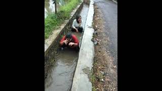 Cewek Berak Disungai