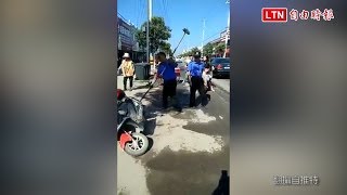 中國城管大槌狂砸違規機車 網怒：穿制服的流氓！