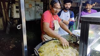 India's Fastest Pakoda Man | Putting Hands in Boiling Oil | Indian Street Food