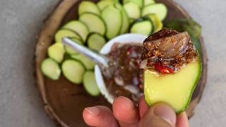 Baby mangoes with dipping sauce (Jeow Mak Moung)
