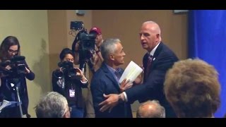 El momento en que expulsan a Jorge Ramos de conferencia de prensa de Donald Trump