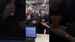 Попробовал чикеносы, пообещал Путину яйца. Лукашенко в фирменном магазине бройлерной птицефабрики