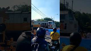 Ada POLSUSKA di perlintasan Kereta Api #shorts #video #viral #keretaapi #kereta #train