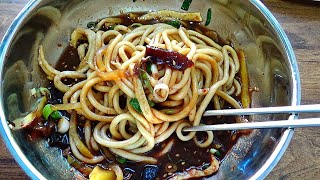 1박2일 김종민도 먹고 간 통영 명물 우짜 맛집 ! 서호시장 근처 항남우짜 udon with Black Soybean Sauce ujja Korean Street food