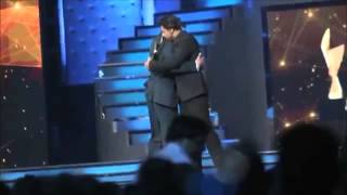 Salman & Shahrukh hugs Star Guild Awards 2014