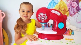 डायना खिलौने की सिलाई मशीन के साथ खेलती है