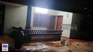 കനാല്‍ പൊട്ടി സമീപത്തുള്ള വീടുകളിലേക്ക് വെള്ളം കയറി; ആളുകളെ മാറ്റി പാര്‍പ്പിച്ചു | Kuttiyadi| Canal