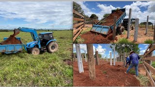 Cascalhamos o curral em construção com trator e a carreta basculante!Tivemos que espalhar na enxada!