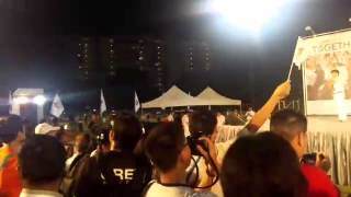 PAP supporter getting crowd to cheer