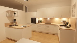 Elegante Küche in Kristallweiß mit Eichenholz-Akzenten #kitchendesign #küchenplanung