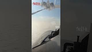 歼-15舰载战斗机上演“飞鲨之吻”。｜中国　海军　空军　空中加油　军事训练　航空母舰